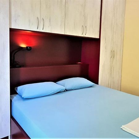 Apartamenti 2v1-Blloku MAC Tirana Esterno foto