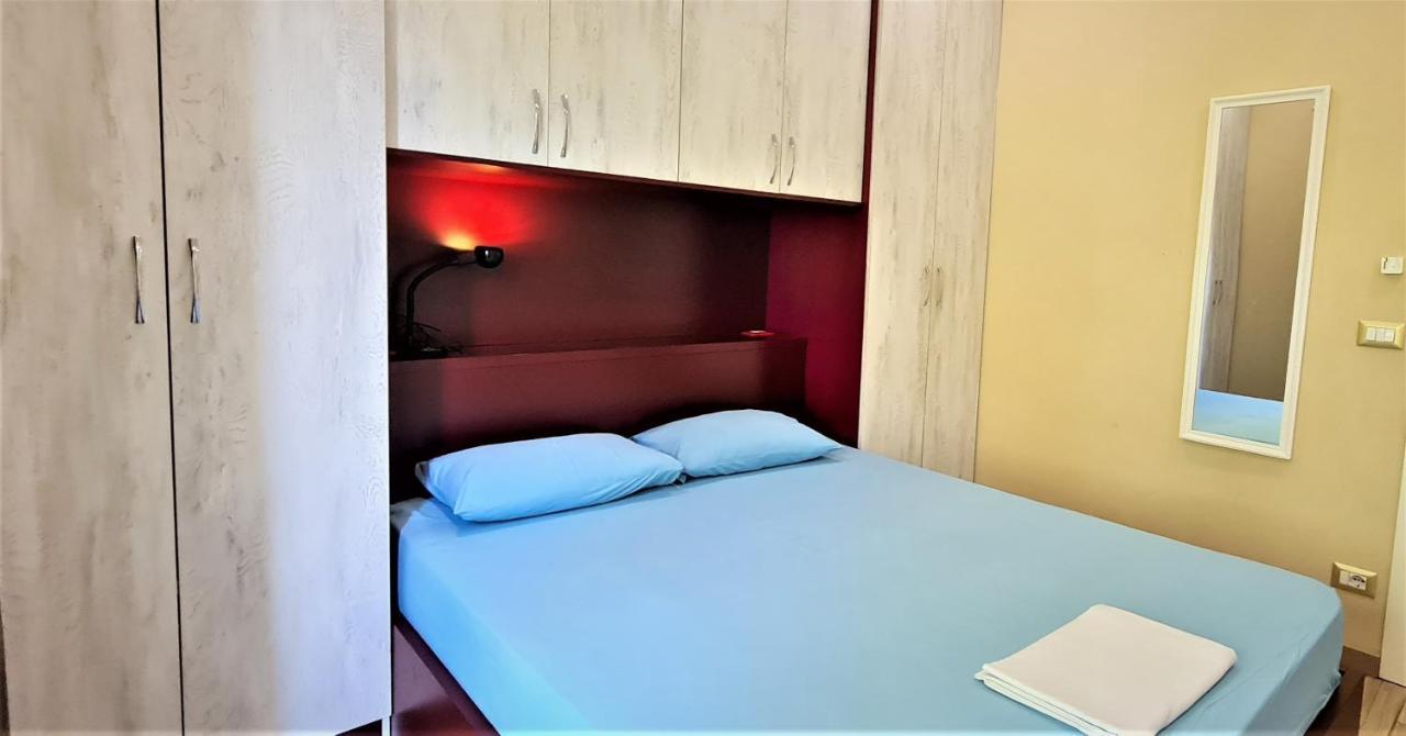 Apartamenti 2v1-Blloku MAC Tirana Esterno foto