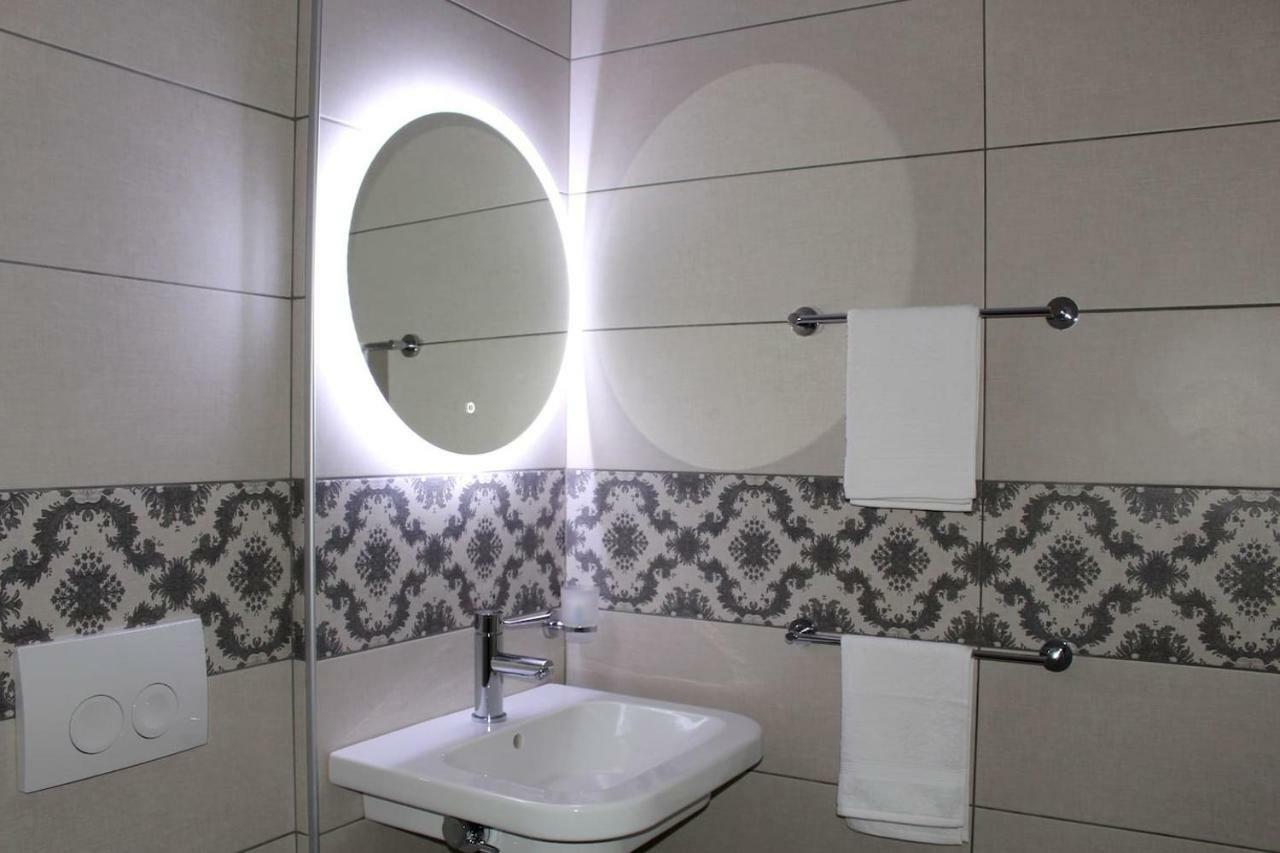 Apartamenti 2v1-Blloku MAC Tirana Esterno foto