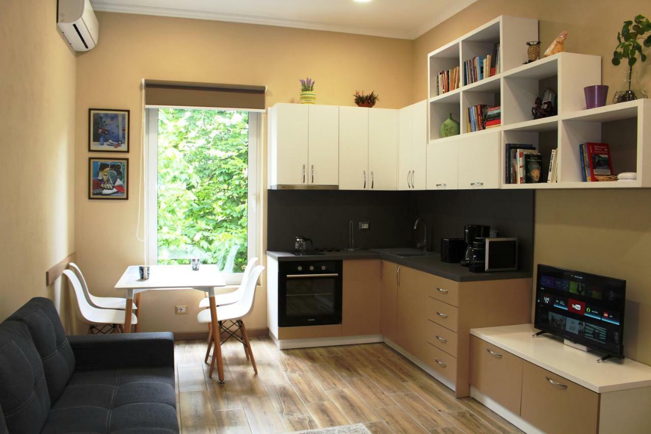 Apartamenti 2v1-Blloku MAC Tirana Esterno foto