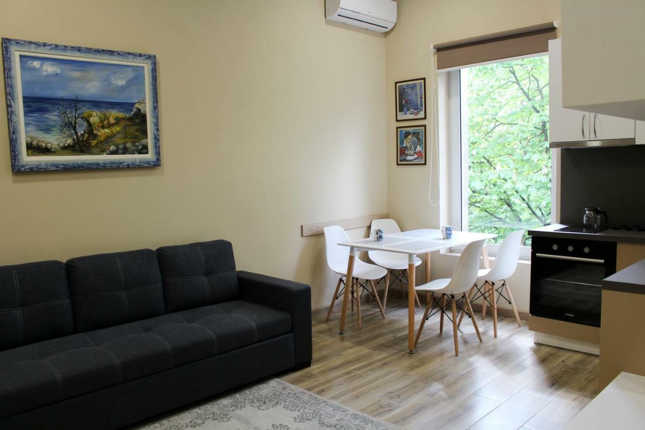 Apartamenti 2v1-Blloku MAC Tirana Esterno foto