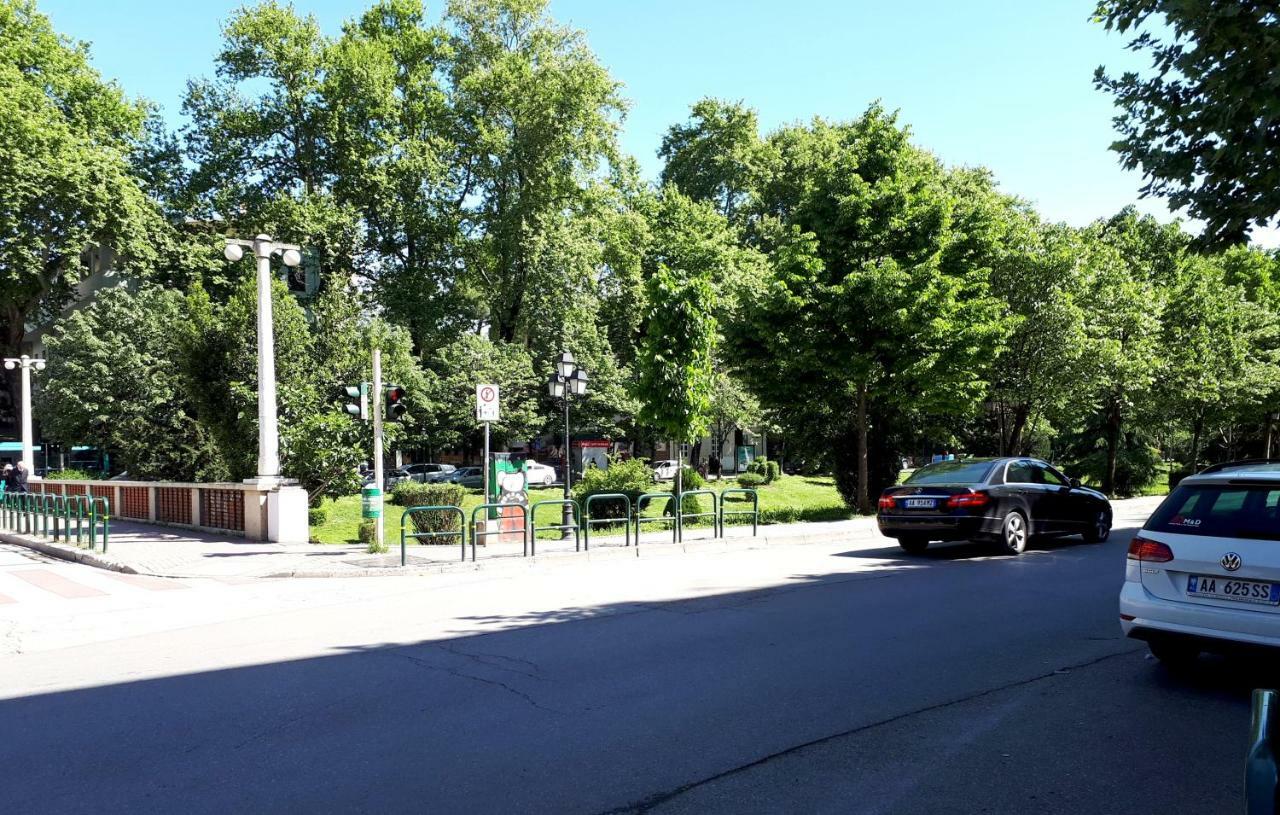 Apartamenti 2v1-Blloku MAC Tirana Esterno foto