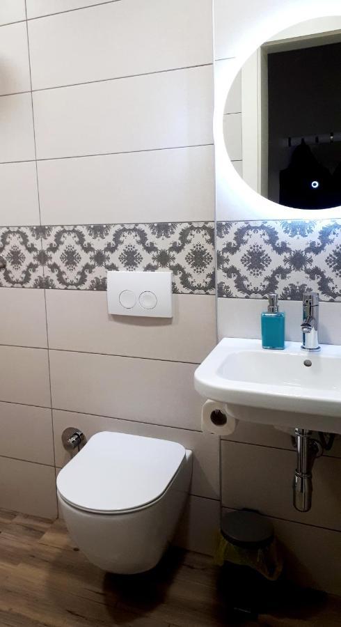 Apartamenti 2v1-Blloku MAC Tirana Esterno foto